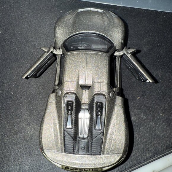 Collectible Porsche 918 spyder JFL Enterprises, Inc. #2555B Diecast Car 5" - Picture 6 of 16